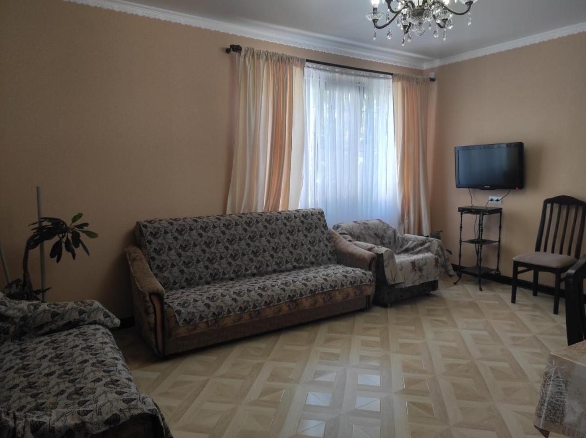 Гостевой Дом Лума Hotel Sukhumi Exterior photo